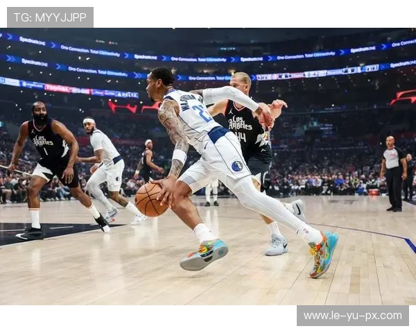 琼斯季后赛惊艳抢断，助球队逆袭晋级